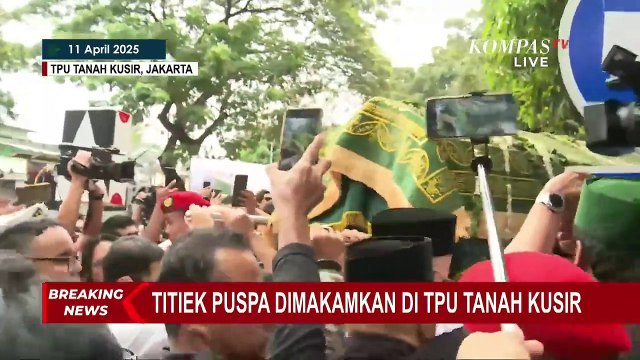 Haru! Detik-Detik Jenazah Titiek Puspa Dimakamkan di TPU Tanah Kusir