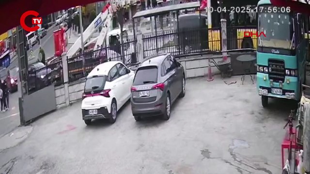 Avcılar'da faciadan dönüldü: Beton mikseri otomobile çarptı!