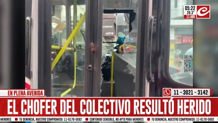 Motociclista enajenado atacó a piedrazos a un colectivo