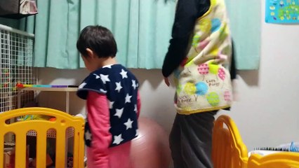 飛行中の子供用ドローンを叩き落してパパにヒットさせる腕白な4歳児男の子（発達障がい（知的障害）-自閉性スペクトラム症）