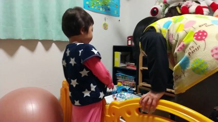 子供用ドローン飛行中を叩き落しまくって得意げに拍手する4歳児男の子（発達障がい（知的障害）-自閉性スペクトラム症）