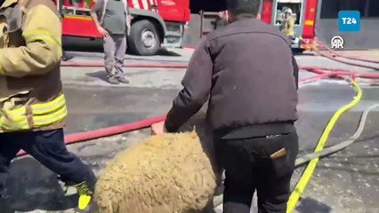 Başakşehir'de bir depoda çıkan yangına müdahale ediliyor