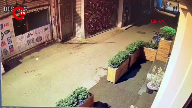 Karaköy'de dehşet anladı: Fırın çalışanının önünü kesip, tekme tokat darbettiler!