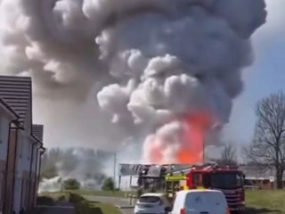Großbrand in Batterie-Fabrik: Giftige Dämpfe treten aus