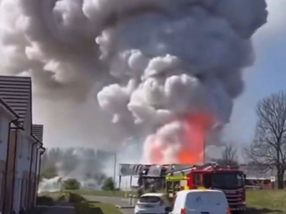 Großbrand in batterie-fabrik: giftige dämpfe treten aus