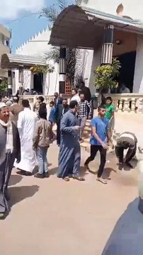 بحضور مفتي الجمهورية ورجال الدين.. رئيس جامعة الأزهر يتقدم جنازة والده في كفر الشيخ