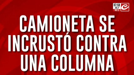 Conducía a gran velocidad, chocó con una columna, se bajó y escapó del lugar