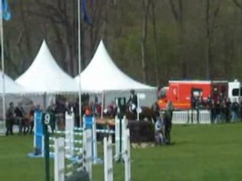 Chute de Zara Phillips au CCE de compiegne