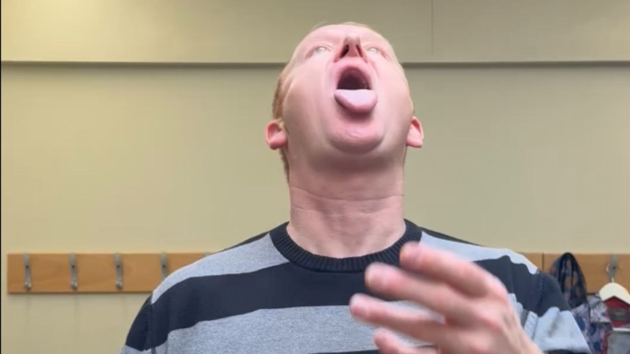 Juggler pulls off a mind blowing mouth juggling act in the dressing room