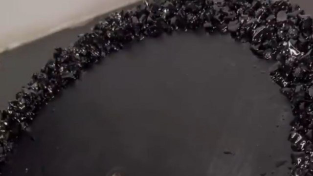 Creative artist makes a resin clock from scratch with flair