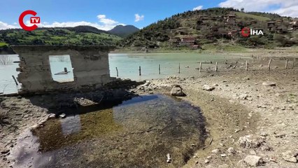 Sular altında kalan mezarlık görenleri şaşırttı!