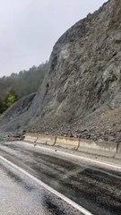 Taş ve toprak parçaları yola düştü