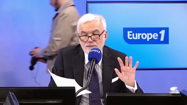 Visite surprise d'Emmanuel Macron hier dans un bar-PMU des Deux-Sèvres