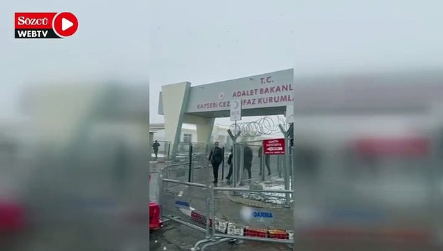 Tutuksuz yargılanmak üzere serbest bırakılan öğrenciler tahliye ediliyor