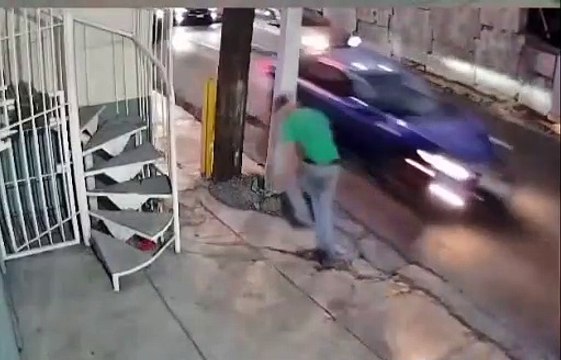 Hombre es detenido por dañar vehículos y posesión de droga en Monterrey