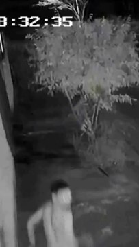 Câmeras registram homem sem roupas em fuga após tentativa de estupro