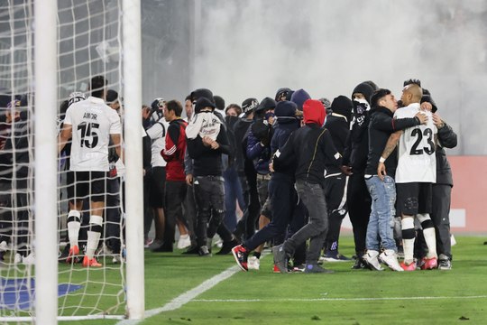 Tragedia en la Copa Libertadores: dos hinchas de Colo-Colo fallecieron y se canceló el partido