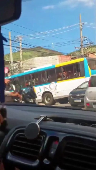 Criminosos tomam oito ônibus e usam como barricadas em Piedade