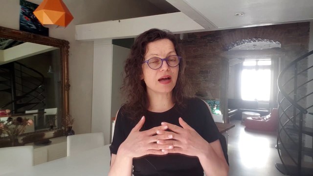 Aménagement de salle de bain avec baignoire îlot