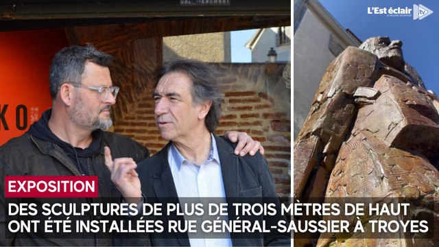 Trois sculptures monumentales de Jivko installées rue Général-Saussier devant la galerie Éric Dumont