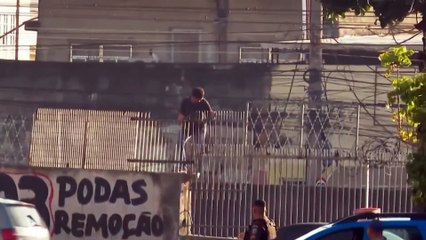 Rindo na cara do perigo! Vídeo mostra homem dando 'calote' na frente de PM