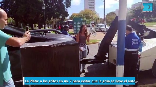 La Plata, a los gritos en Av. 7 para evitar que la grúa se lleve el auto