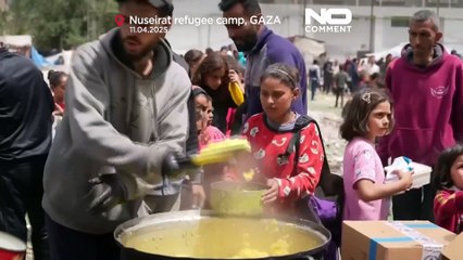 Palestyńczycy czekają w kolejce po jedzenie w kuchni charytatywnej w Strefie Gazy
