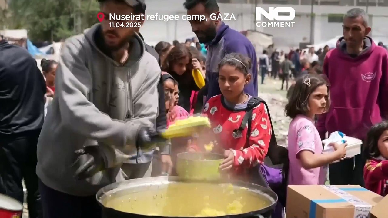 Palästinenser warten in der Schlange für Lebensmittel in der Wohltätigkeitsküche von Gaza