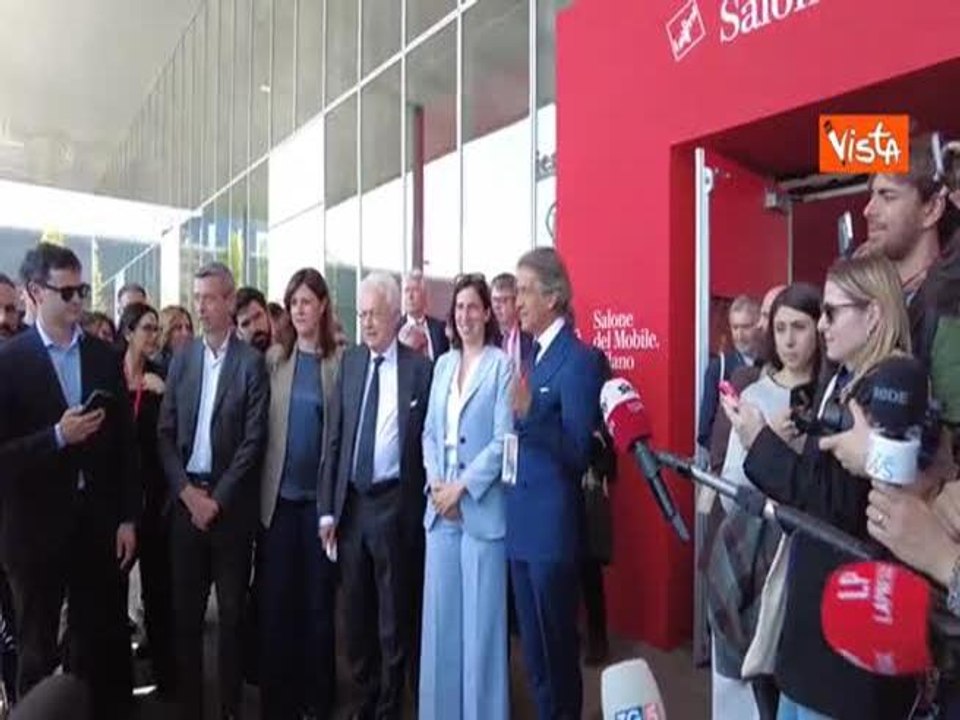 Schlein al Salone del Mobile durante la foto di rito: “Sembriamo dei boomer”