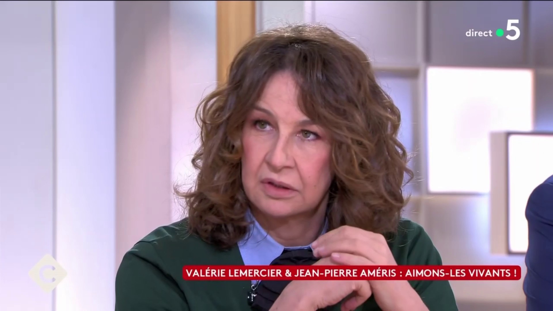 VOICI - "Ce n’est pas une raison pour arrêter de vivre" : Valérie Lemercier  révèle ce qu’elle ferait si elle ne pouvait plus exercer le métier d’actrice