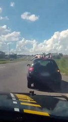 Passageiro viaja pelado em teto de carro a 100km/h