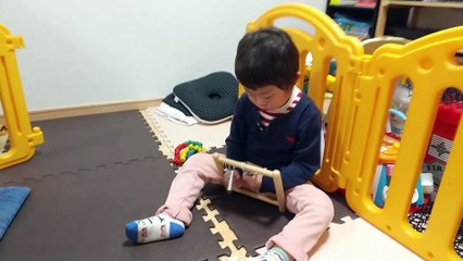 数珠のオモチャを使っているとこ撮ろうとしたらウインドチャイムを弾いてみせてくれるサービス精神旺盛な4歳児男の子（発達障がい（知的障害）-自閉性スペクトラム症）