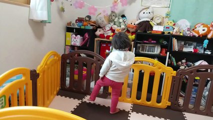 いないいないばあっ!のワンワンをスタイ咥えて見る2歳児男の子（発達障がい（知的障害）-自閉性スペクトラム症）を撮ってたらパパに気づき寄ってきてくれたよ♪