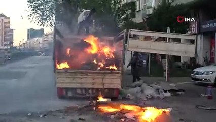 Kamyonet yandı, mahalle ayağa kalktı! Alevleri balkondan böyle söndürdüler