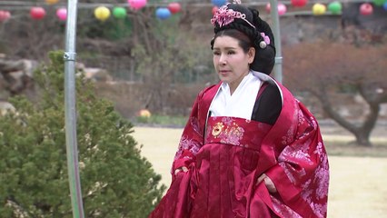 벚꽃 만개한 속초서 '궁중 한복 패션쇼' 개최 / YTN