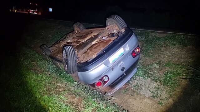 Veículo Golf capota e é abandonado por condutor na BR-163 em Cascavel