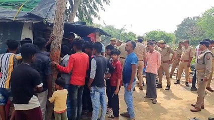 पति ने धारदार हथियार से किया पत्नी की हत्या, बेटे को जमीन पर पटका हुई मौत