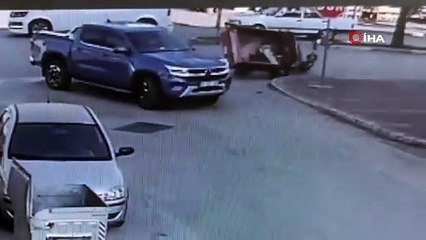 Antalya'da kamyonet ile 3 tekerlekli motosiklet çarpıştı! Sürücü motosikletin altında kaldı!