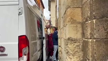 Así han sacado a la Virgen del Mercado de las Carbajalas (II)