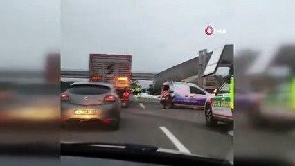 Manisa’da rüzgar türbini pervanesi taşıyan tır kazaya karıştı