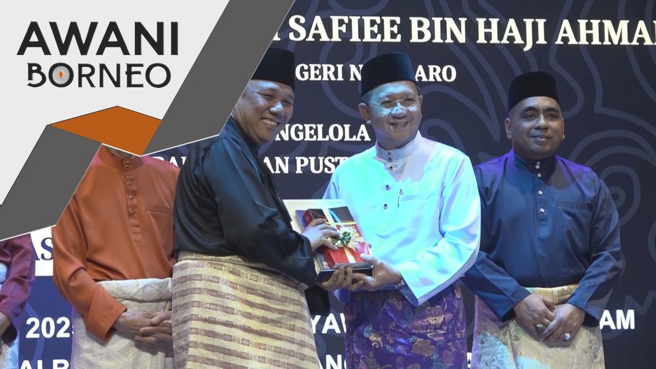 Wakil Astro AWANI Sarawak terima Anugerah Lestari Warta DBP