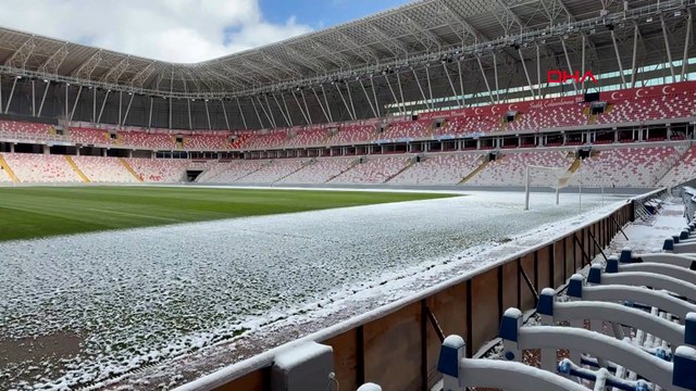 Sivas 4 Eylül Stadı'nın zemini kısmen karla kaplandı