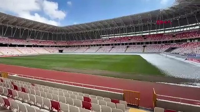 Sivas 4 Eylül Stadı'nın zemini kısmen karla kaplandı