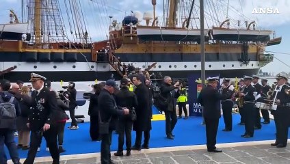 L'Amerigo Vespucci a Brindisi, l'omaggio degli artisti del "Flyboard Show"