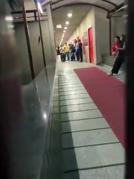 La chiude nella valigia, il tentativo surreale di uno studente per far entrare la fidanzata nell’ostello per ragazzi in India - VIDEO