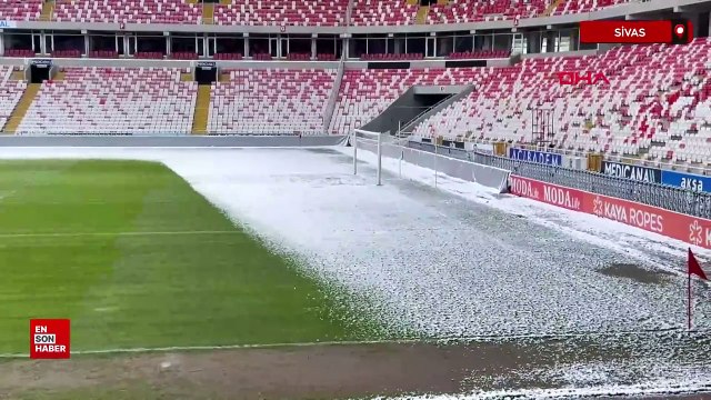 Sivas 4 Eylül Stadı'nın zemini kısmen karla kaplandı