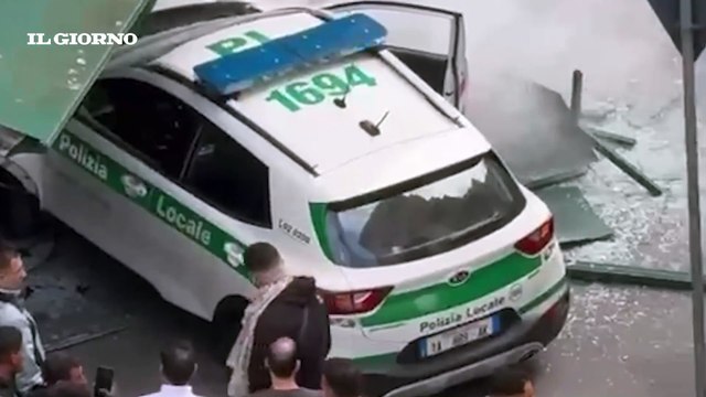 Auto della polizia locale travolge i tavoli di un bar a Milano mentre insegue tre ubriachi: non si erano fermati all’alt, due arrestati