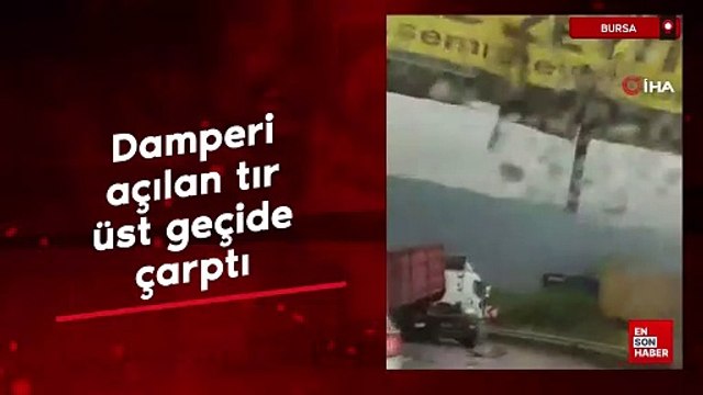 Bursa'da damperi açılan tır üst geçide çarptı