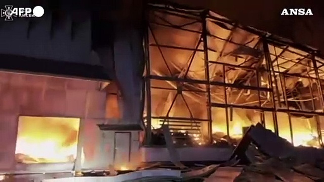 Kiev, i vigili del fuoco cercano di domare le fiamme dopo gli attacchi russi