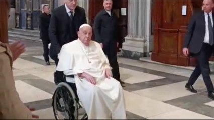 Il Papa a sorpresa in preghiera a Santa Maria Maggiore